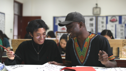 外國小哥學(xué)習(xí)書法 感嘆中華文化博大精深 誓做中華文化傳播者_(dá)fororder_截圖2